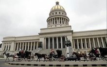 Cạn sạch xăng, đường phố Cuba xuất hiện cảnh như 'xuyên không': Người dân phải dùng thứ tưởng đã lỗi thời