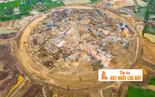 Đại công trường xây sân vận động lớn nhất thế giới: Ô tô nối đuôi nhau như đàn kiến, cần cẩu phủ kín đường mặt đất