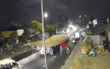 Kinh hoàng khoảnh khắc tấm thép hơn 10 tấn rơi đè bẹp cabin xe rác, tài xế tử vong