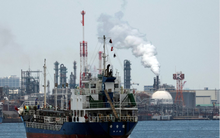 Tàu chở 200.000 thùng dầu Nga đang đến Cuba bất ngờ dừng lại ở một quốc gia ngay gần, thêm 2 tàu chở hàng viện trợ mất liên lạc