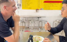 Không hiểu ý nghĩa thực sự của câu "Ăn cơm chưa?" trong tiếng Việt, anh Tây có câu trả lời khiến người đối diện hết nói nổi