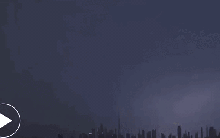 Khoảnh khắc sét đánh thẳng vào toà nhà cao nhất thế giới: Cảnh tượng như ngày "tận thế" ở Dubai