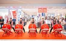 Hàng trăm khách hàng xếp hàng dài trước cửa hàng UNIQLO Hanoi Centre