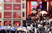 Cảnh tượng giành giật đồ Jennie ở MINISO: Khách xếp hàng dài 3 con đường, đội mưa chờ 6 tiếng