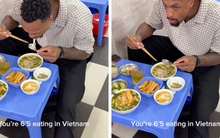 Khách Tây co cụm, khép nép để ăn phở Việt tại phố cổ Hà Nội