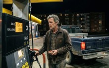 Một người Mỹ: "Hôm nay tôi đổ xăng hết 50 đô! Bạn có nghĩ sẽ thoát khỏi cảnh chật vật chờ lương không?"