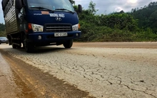 Quốc lộ 15 xuống cấp, chi chít ổ gà, ổ voi