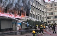 Khói lửa bao trùm  tòa nhà cao tầng ở Trung Quốc, hàng chục người thương vong