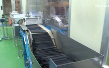 Hàng loạt sản phẩm thiết yếu rơi vào tình trạng báo động vì xung đột Trung Đông: Từ quần áo đến ống hút đều đình trệ sản xuất vì thiếu dầu mỏ