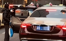 Video một người phụ nữ bước ra từ xe Maybach trước cổng trường quốc tế gây xôn xao