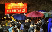 Hàng ngàn người "đội mưa" xuyên đêm chờ xin ấn đền Trần