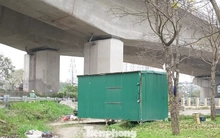 Cận cảnh sự xuống cấp khó tin tại vườn hoa cửa ngõ Thủ đô