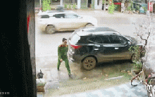 Clip 23 giây trước cửa nhà của chiến sĩ Công an và 2 con nhỏ gây chú ý đặc biệt