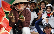 Nhiều du khách bất ngờ tại lễ hội mà "cái gì cũng miễn phí" ở Bình Dương: "Bà con có ngụm nước giải khát cũng vui"