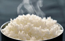 Khi nấu cơm, tại sao lại cho thêm giấm trắng và dầu ăn?