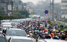 Cầu Long Biên tạm dừng, Chương Dương quá tải: Người dân mệt mỏi chôn chân giữa dòng xe ùn tắc