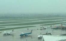 Mưa dông làm gián đoạn hoạt động nhiều sân bay miền Bắc