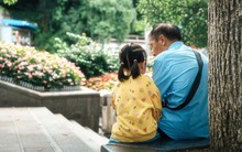 Sau tuổi 50, tôi nghỉ làm trông cháu 13 năm và trả giá bằng chính tuổi già của mình