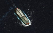 Vừa đón tàu dầu Nga, Cuba lại chứng kiến tàu chở hơn 15.000 tấn hàng viện trợ ung dung cập bến Havana, không phải từ Mỹ hay Iran