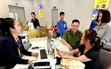 Người phụ nữ bán vàng rồi đến ngân hàng chuyển tiền: Vì sao nhân viên SHB từ chối giao dịch, mời công an?