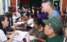 Người dân đổ về nhà văn hóa nhận tiền đền bù đất của siêu dự án Olympic 925.000 tỷ đồng có quy mô lớn nhất lịch sử Vingroup