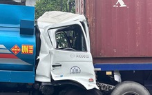 Xe container đang dừng đèn đỏ thì bị tông, gây ùn tắc hơn 1 km