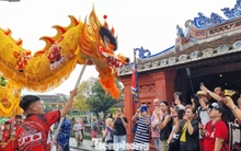 Khách Tây chen chân xem diễu hành ở Hội An