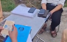 Tài xế quay clip tạo áp lực với CSGT để "lấp liếm" việc không có Giấy phép lái xe