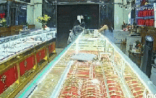 Người đàn ông có hành động bất thường tại tiệm vàng: Bí mật tập giấy A4 để lại trên tủ kính