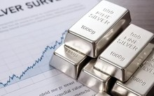 Một thế lực bán gần 140 tấn bạc trong một ngày