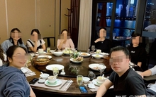 Họp lớp, lớp trưởng chế giễu vì tôi gói thức ăn thừa: Chỉ đáp 13 chữ, hôm sau cô ta lập tức bị đuổi việc