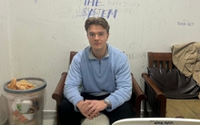 Nam du khách bị giữ tại sân bay Phuket vì hộ chiếu rách một trang