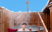 Chuyến du lịch đầy bất ổn của nam ca sĩ sở hữu nhà hơn 2.000 cây vàng, cầu nguyện xin về nước an toàn