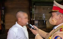 Hà Nội: Một chốt kiểm tra nồng độ cồn liên tục phát hiện tài xế ô tô vi phạm