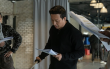 Lộ ảnh Trấn Thành đọc kịch bản phim mới với Park Bo Gum, còn được báo Hàn gọi bằng 6 từ oách vô cùng