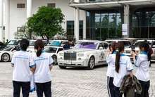 Sinh viên tại Hà Nội trầm trồ trước dàn Ferrari, Rolls-Royce và Range Rover của ông Đặng Lê Nguyên Vũ