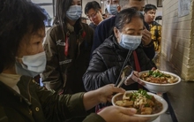 Ca sĩ "càn quét" 5 tô mì ở quán lề đường, quán ăn vô danh bất ngờ vỡ trận đến mức phải hoàn tiền