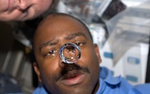 Trong môi trường không trọng lực, thức ăn do phi hành gia nuốt vào trôi xuống bụng như thế nào?