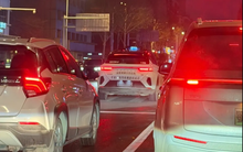 Hơn 100 chiếc taxi đồng loạt "chết máy" giữa đường đông đúc, hành khách hoảng loạn cầu cứu suốt 90 phút