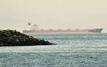 Ba siêu tàu chở dầu đi qua eo biển Hormuz giữa lệnh ngừng bắn mong manh