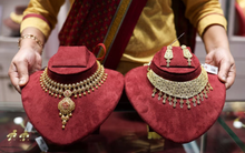 Giá vàng thế giới chạm đáy 1 tuần, đồng USD tăng vọt khi biến động Trung Đông leo thang, kỳ vọng Fed cắt giảm lãi suất sụt giảm