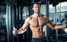 Sai lầm kinh điển tại phòng gym: Tại sao càng tập ngực, dáng càng gù?