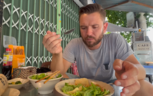 Trổ tài khen món ăn Việt Nam đậm đà, khách Tây khiến chủ quán ngơ ngác mất vài nhịp mới hiểu