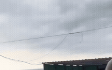 Vòi rồng cuốn thuyền đạp nước bay 15m ở bãi biển, du khách hoảng loạn bỏ chạy