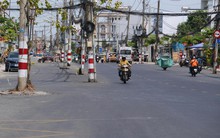 Cột điện án ngữ giữa dự án nghìn tỷ ở cửa ngõ TP.HCM