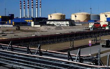 Chỉ còn dầu đủ dùng trong 50 ngày, quốc gia láng giềng Việt Nam gấp rút 'xin phép' Mỹ gia hạn mua dầu Nga