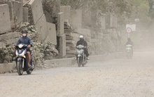 Người Hà Nội 'ngộp thở' giữa bụi mịt mù từ công trình xây dựng