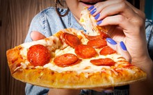 Người Việt chi 726.500 tỷ đồng vào các hàng quán: Giới trẻ "bỏ" cơm nhà, chuộng mua thức ăn nấu sẵn và dùng đồ tiện lợi