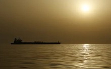 Eo biển Hormuz gần như tê liệt sau lệnh phong tỏa của Mỹ, một tàu chở dầu vẫn 'ung dung' đưa 450.000 thùng dầu rời vịnh Ba Tư