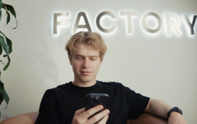 Bỏ học trường danh giá tại Mỹ vì lời thách của nhà đầu tư, người đàn ông này đang xây dựng một ‘đế chế’ tỷ USD, cạnh tranh trực tiếp với Open AI